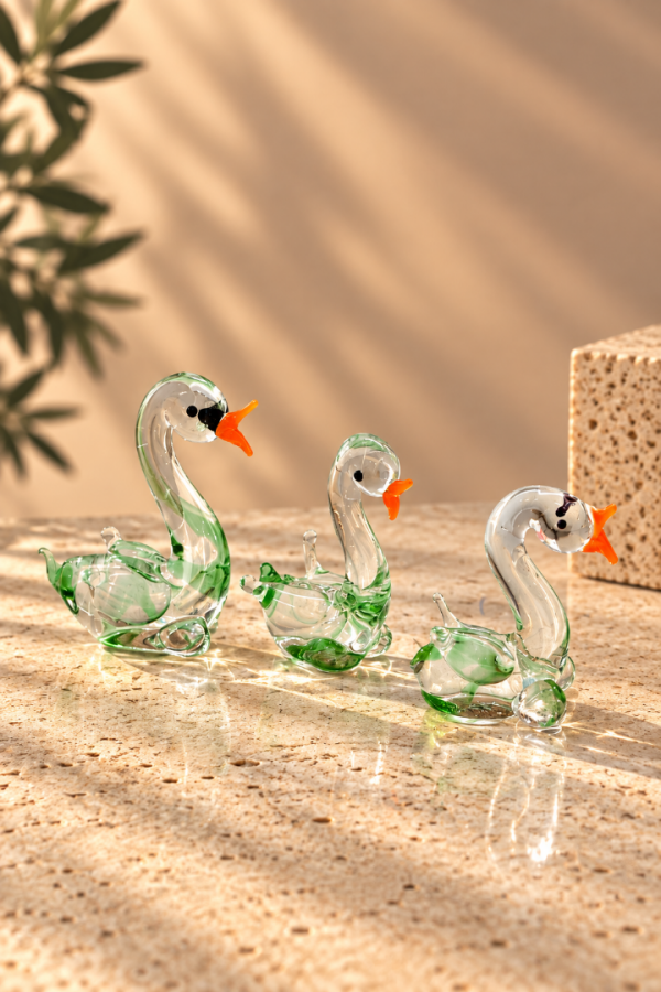 Verde Swan El Yapımı Cam Kuğu Ailesi – 3'lü Dekoratif Set Verde Swan El Yapımı Cam Kuğu Ailesi – 3'lü Dekoratif Set